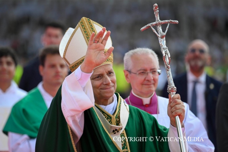 ANGELUS : le Seigneur Jésus est présent au milieu de nous et en nous : tout en tous dans l’Eucharistie. 