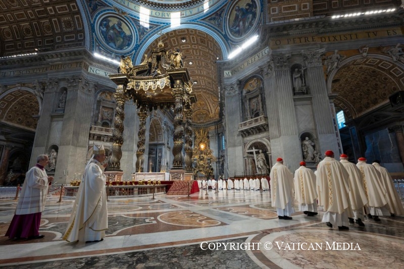 Nous nous sommes rassemblés autour de l’Autel du Seigneur, auprès de la tombe de saint Pierre