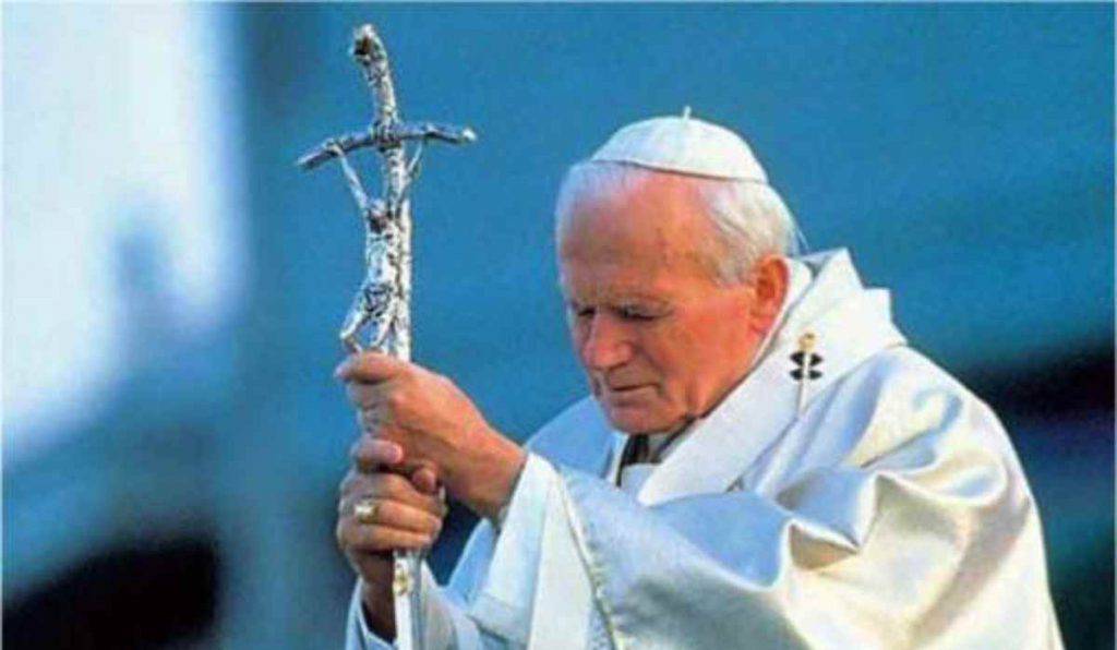 il est grand le sacrement du mariage qui a donné l'origine à vos familles et qui continue à les vivifier ! Elle est grande la mission de vos familles :  l'avenir de l'homme sur terre est lié à la famille 
