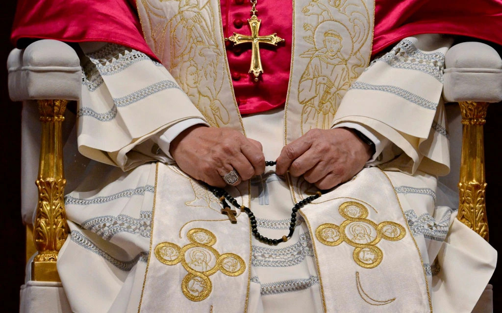 Depuis Lourdes, le Pape nous demande de prier le Saint Rosaire tout ce mois d'octobre, pour que cessent les guerres et vienne la paix