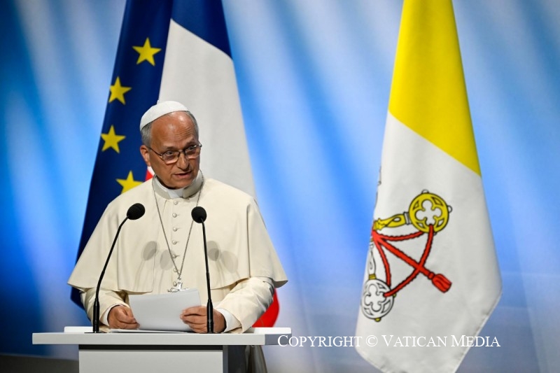 je suis très heureux de me trouver ici, dans cette ville historique, carrefour au cœur du continent, pour une rencontre au titre évocateur : Aux racines de l’Europe pour la paix et l’unité.