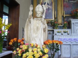 La statue de Jean Paul II est arrivée à l'Evangile de la Vie