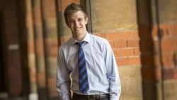 Un jeune Anglais fait fureur en faisant la promotion de la chasteté
